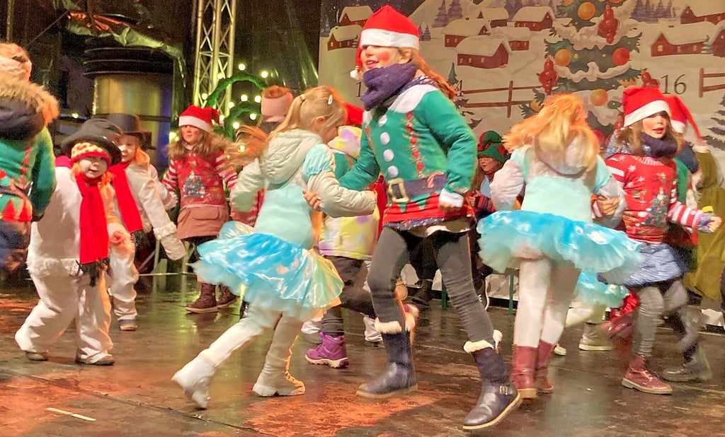 Als Weihnachtsfiguren verkleidet tanzten die Kinder der„Dance Collection“ auf der Bühne.