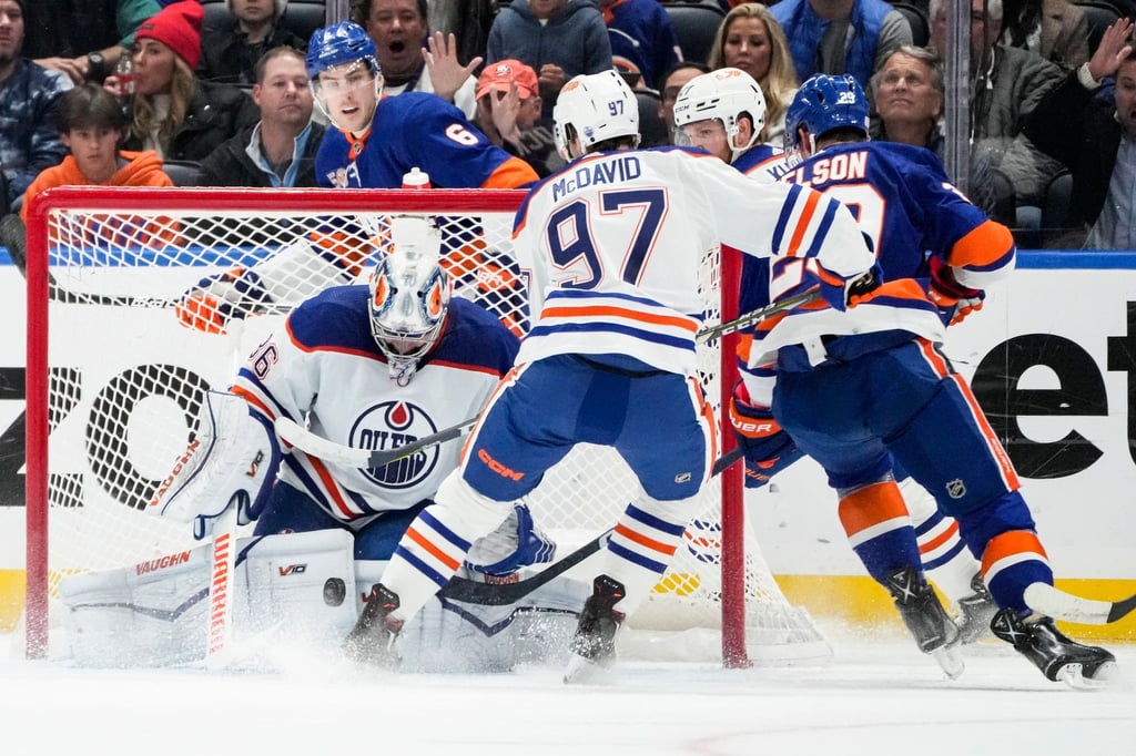 Oilers-Torwart Jack Campbell pariert gegen Islanders-Center Brock Nelson (r, 29).