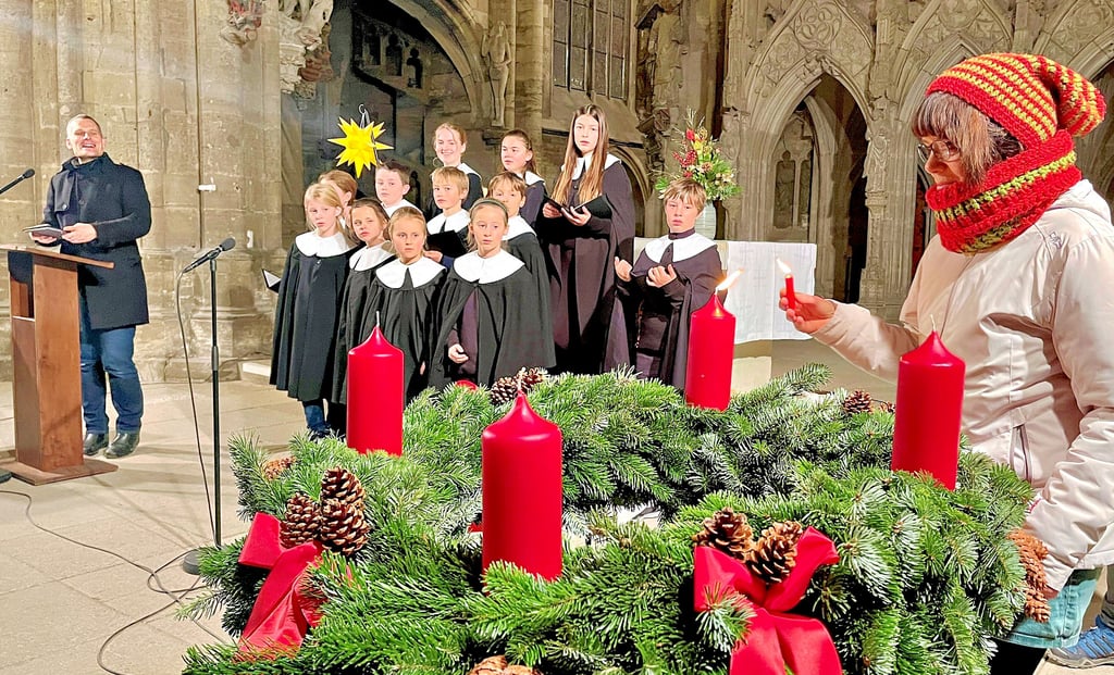 Mit Adventsliedern des Kinderchores, der Kurrende, und einer Andacht von Pfarrer Arnulf Kaus zündete Gemeindepädagogin Katharina Wilke auf dem großen Adventskranz die erste Kerze an.