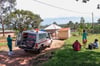Ein medizinischer Mitarbeiter der Uganda Red Cross Society fordert Menschen mit Verdacht auf eine Ebola-Erkrankung dazu auf, in einen Krankenwagen einzusteigen.