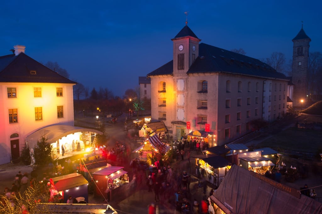 Hell erleuchtet sind die Verkaufsstände auf dem Weihnachtsmarkt auf der Festung Königstein.