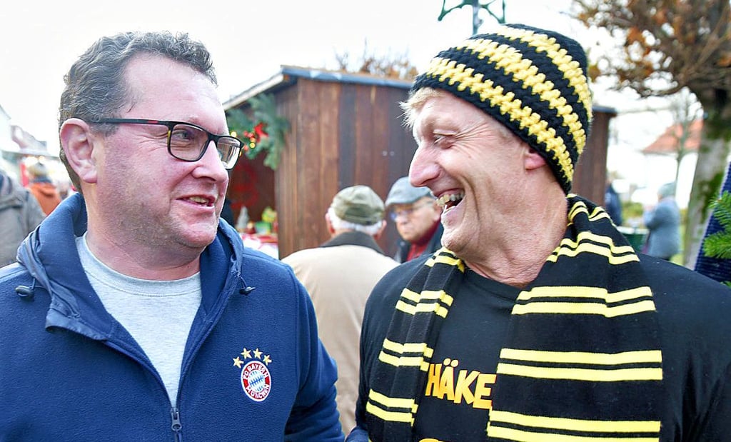 „Du bist vielleicht peinlich!“ Bayern-Fan Hardy Gortol (l.) zu Barbys Bürgermeister Reinharz, der als Borussia-Dortmund-Fan auftreten musste.