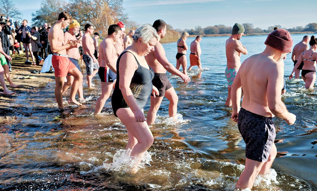Auf geht ins eiskalte Wasser des Kühnauer Sees. Hut ab vor den Mutigen.