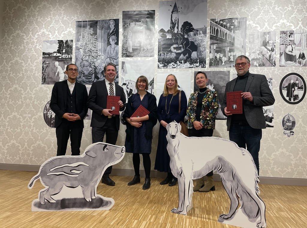 Endlich ist es soweit: Museumsleiter Tom Weiß, Kulturstaatssekretär Sebastian Putz, Illustratorin Lucie Göpfert, Kunststiftungs-Direktorin Manon Bursian, Kuratorin Ines Engelmann und Museumsverband-Vorsitzender Ulf Dräger (v.l.) bei der Eröffnung der Sonderausstellung "Blüthgen Reloaded" im renovierten Schlossmuseum.