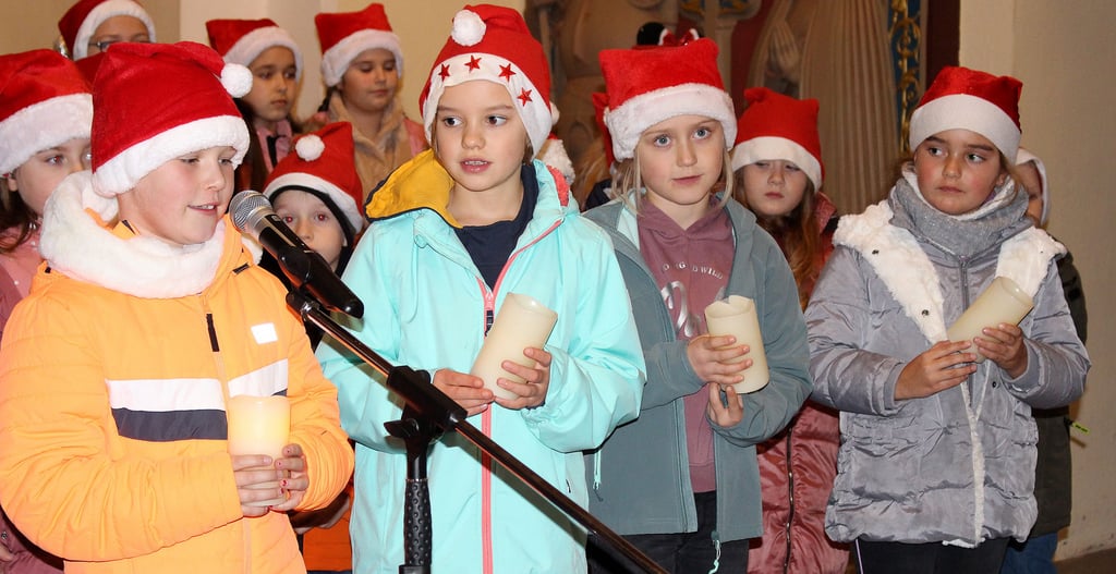 Die Lindauer Grundschüler gestalteten das Programm in der Kirche mit.