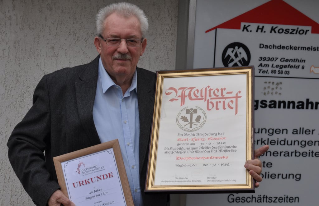Dachdecker Karl-Heinz Koszior aus Genthin mit seinem Meistebrief.