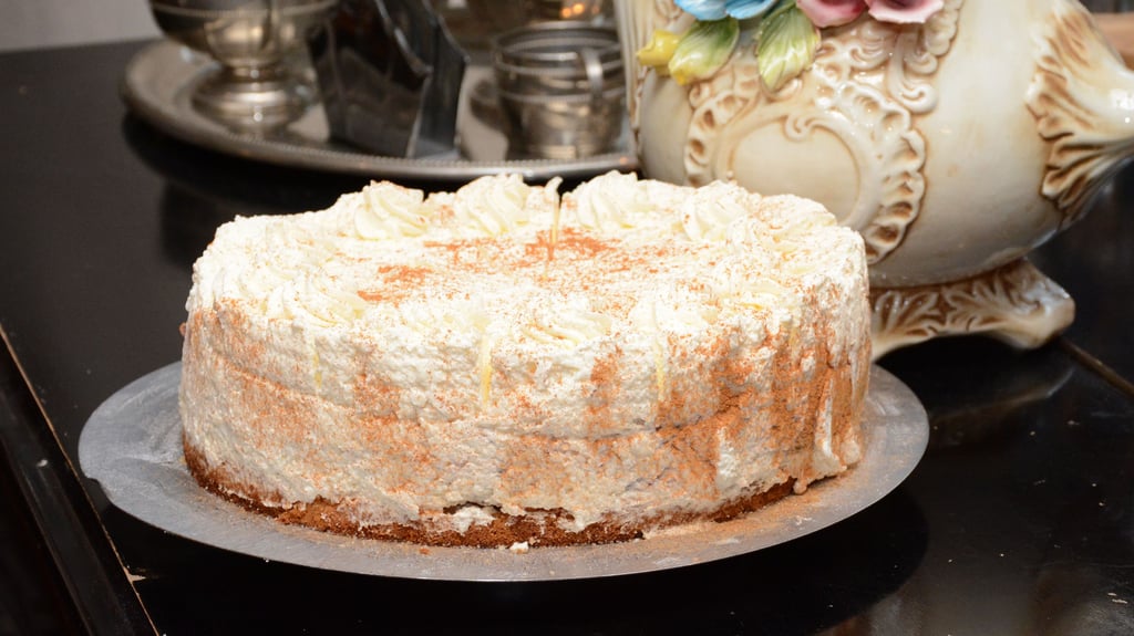 Die mächtige Pflaumen-Punsch-Torte aus dem im Hundertwasserhaus ansässigen Café "Alt Magdeburg" erfreut sich seit Jahren großer Beliebtheit zur Weihnachtszeit.