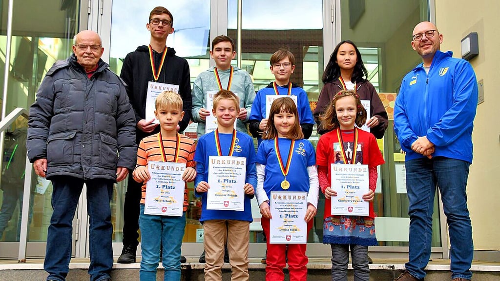 Die Erstplatzierten der verschiedenen Altersklassen der Kreismeisterschaft stellten sich zu einem Siegerfoto auf.