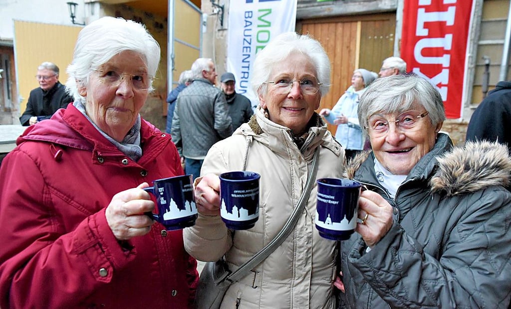Helga Jäger (von links), Helga Vogt und Inge Hösel fanden die Neuerung der Kauf-Glühweinbecher auf Barbys Weihnachtsmarkt gut.