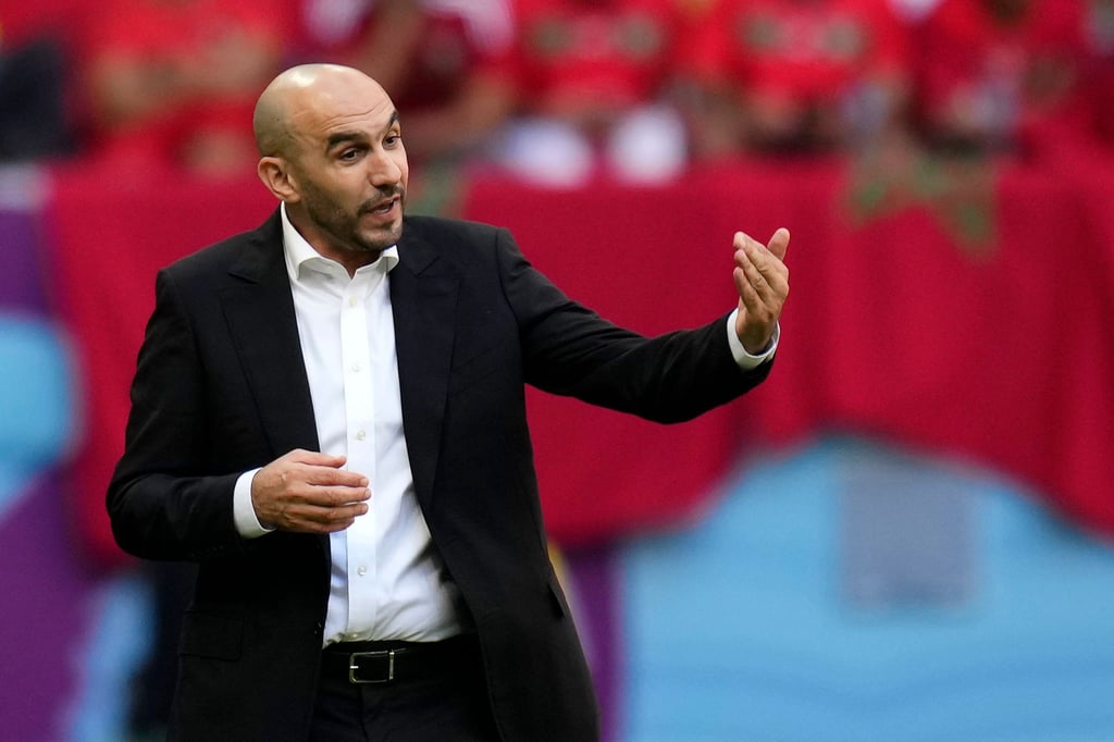 Marokkos Trainer Walid Regragui erteilt während eines Spiels taktische Anweisungen.