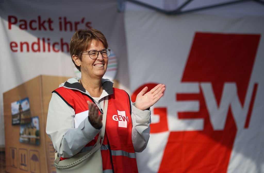 Eva Gerth applaudiert während eines Protestes von Grundschullehrerinnen und -lehrern vor dem Landtag in Magdeburg.
