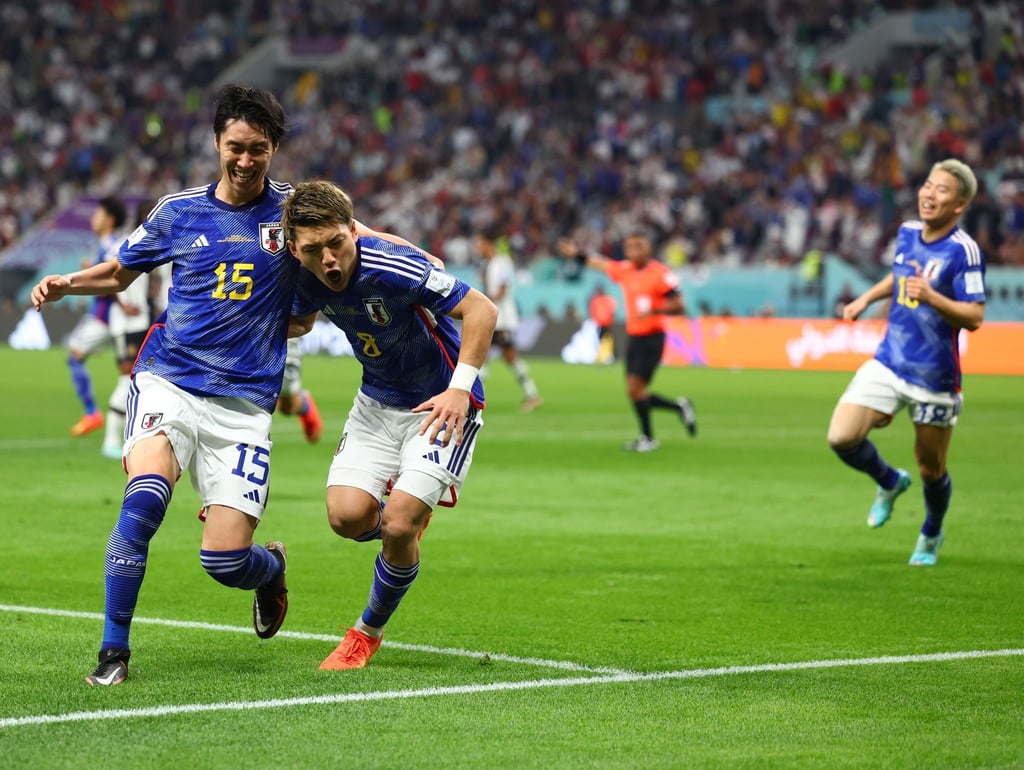 Ritsu Doan (M) von Japan jubelt mit Daichi Kamada (l) nach seinem Treffer zum 1:1-Ausgleich.