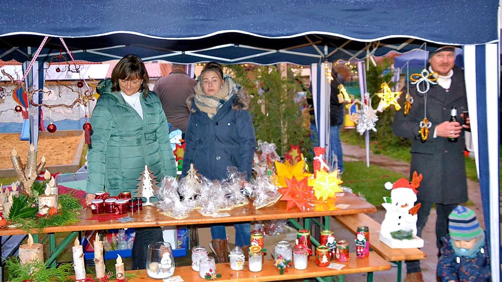 Für den Weihnachtsbasar haben Kinder, Eltern, Großeltern und Freunde viele schöne Adventsdekorationen gebastelt.