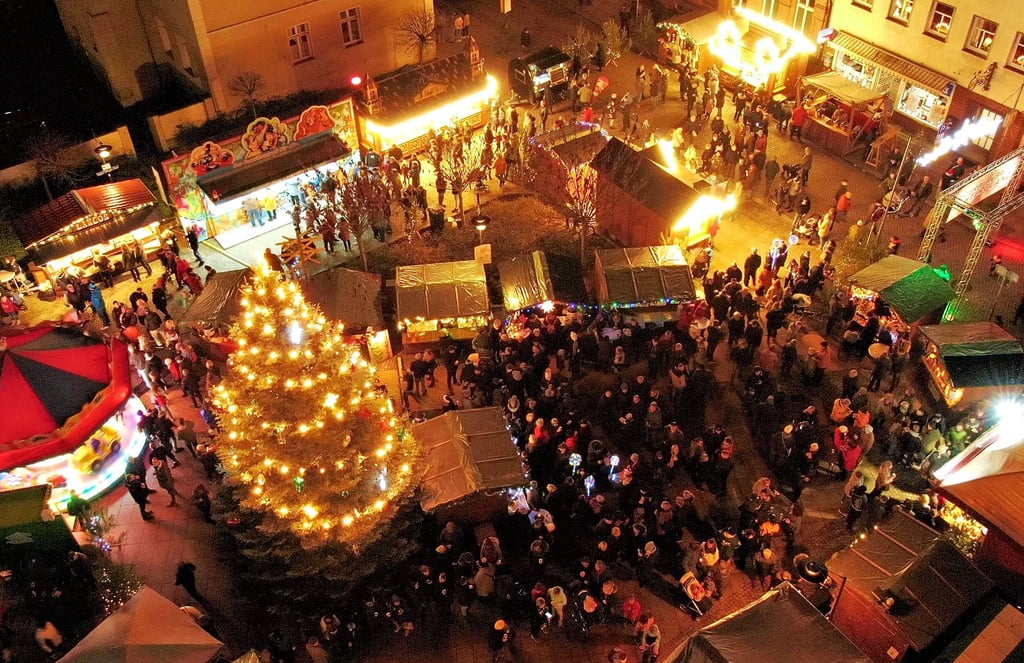 Der Adventsmarkt „Osterburger Lichterglanz“ übertraf die Erwartungen von Ausrichter Torsten Engels und den Händlern. Der Hilliges-Platz war stark frequentiert.