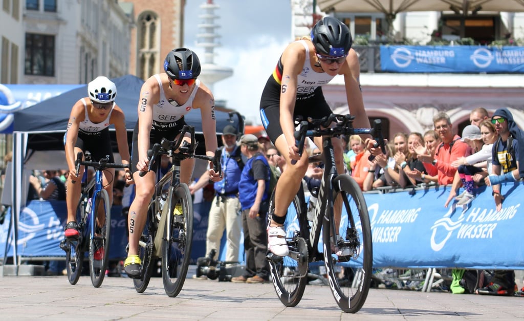 Lena Meißner (M) beim Triathlon in Hamburg.