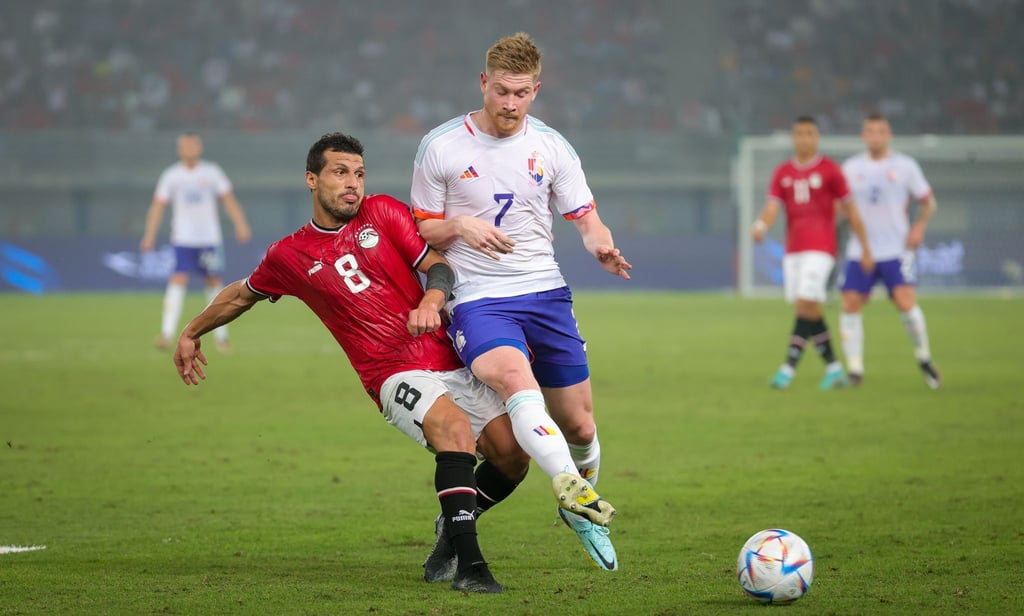 Tarek Hamed (l) aus Ägypten und der Blgier Kevin De Bruyne kämpfen um den Ball.