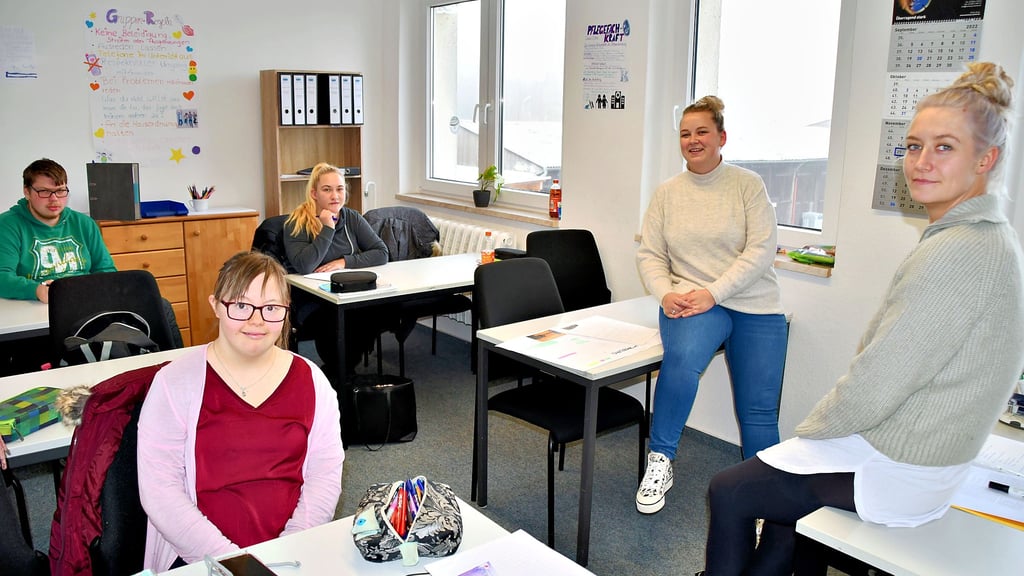 Katja Lucke und Stephanie Heinrich (von rechts) kümmern sich in der DAA um die Berufsvorbereitung junger Menschen. Jessica, Leon und Vanessa gehören zum aktuellen Durchgang der BVB-Maßnahme.