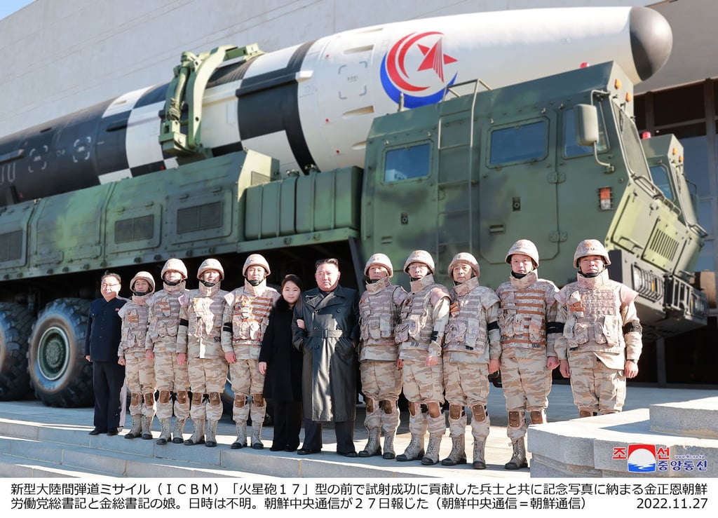 Nordkoreas Machthaber Kim Jong-un vor einem angeblichen Test einer Hwasong-17 Interkontinentalrakete.