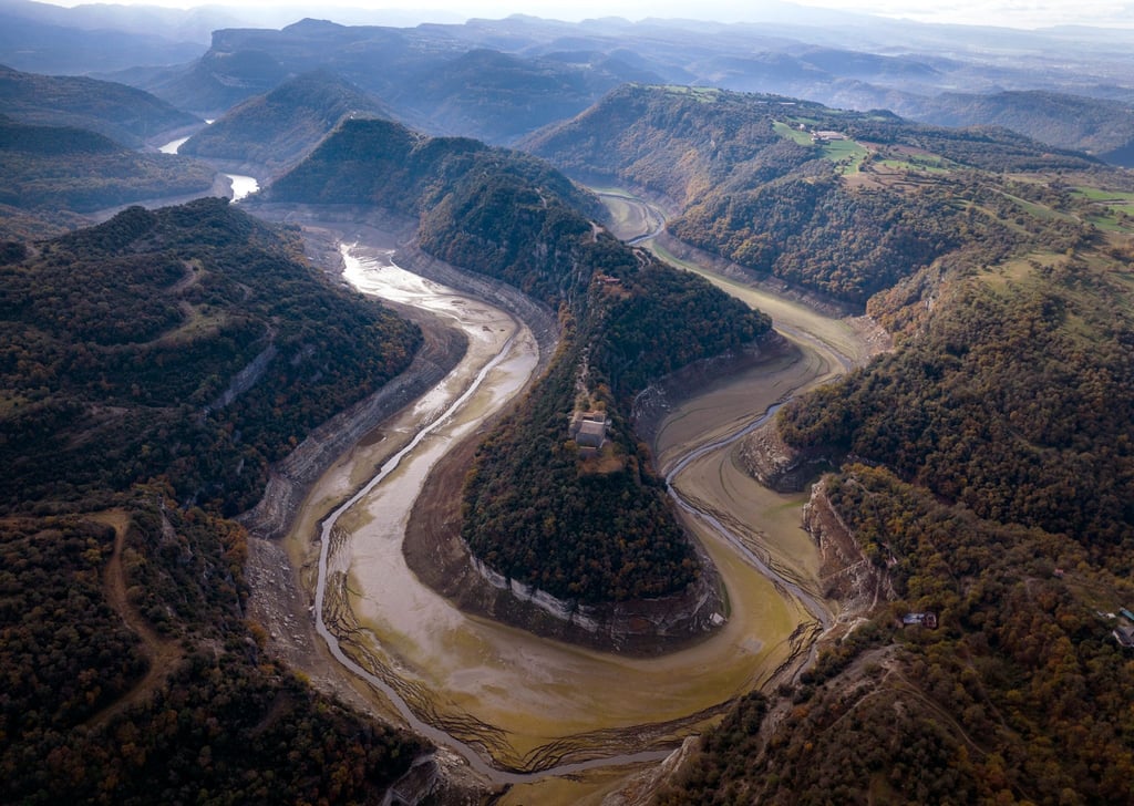 Blick auf den Fluss Ter, der zu einem Stausee in der Nähe von Vilanova de Sau fließt.