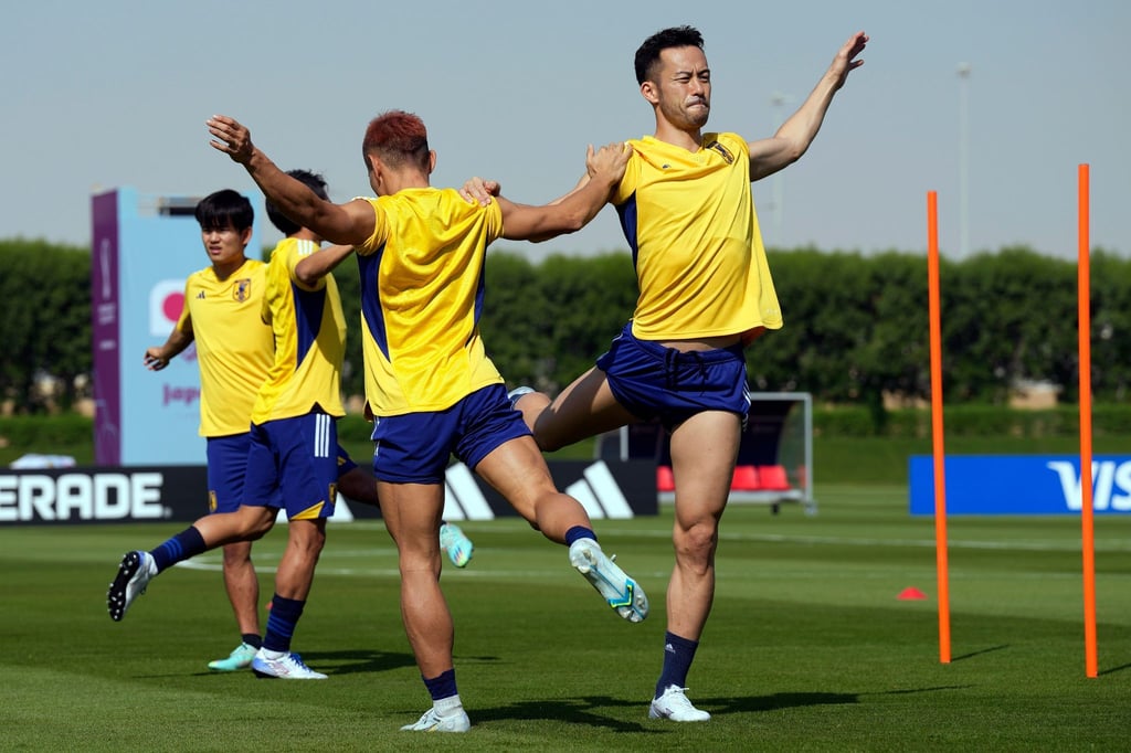 Die Japaner um Kapitän Maya Yoshida (r) wollen ins WM-Achtelfinale.