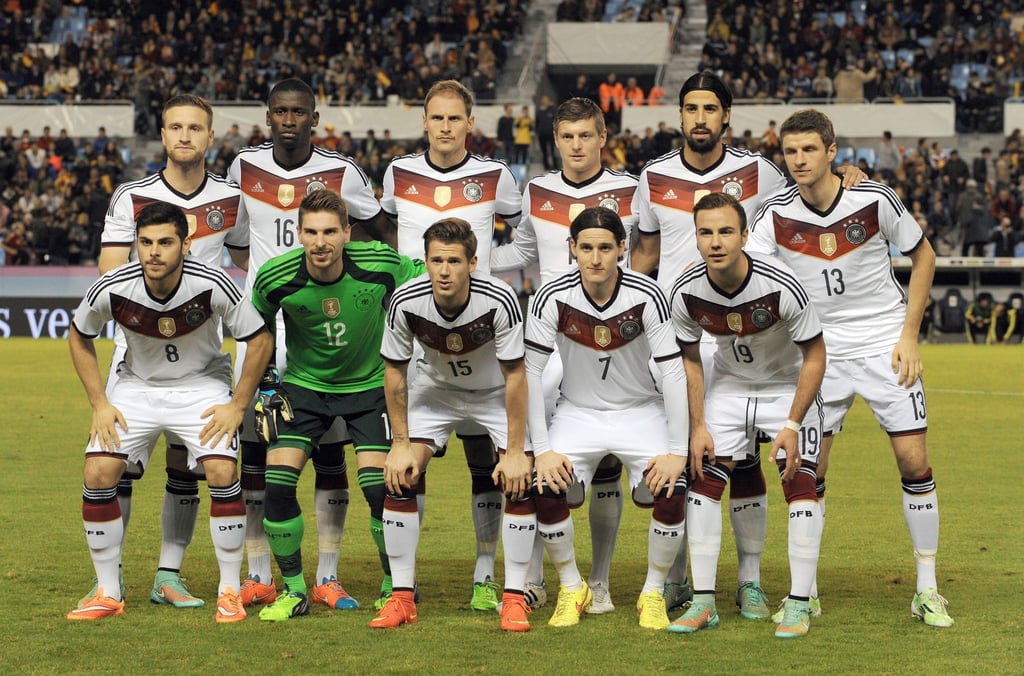 Shkodran Mustafi (hinten, l-r), Antonio Rüdiger, Benedikt Höwedes, Toni Kroos, Sami Khedira, Thomas Müller, Kevin Volland (vorne, l-r), Ron-Robert Zieler, Erik Durm, Sebastian Rudy und Mario Götze posieren vor dem Freundschaftsspiel gegen Spanien am 18 November 2014.