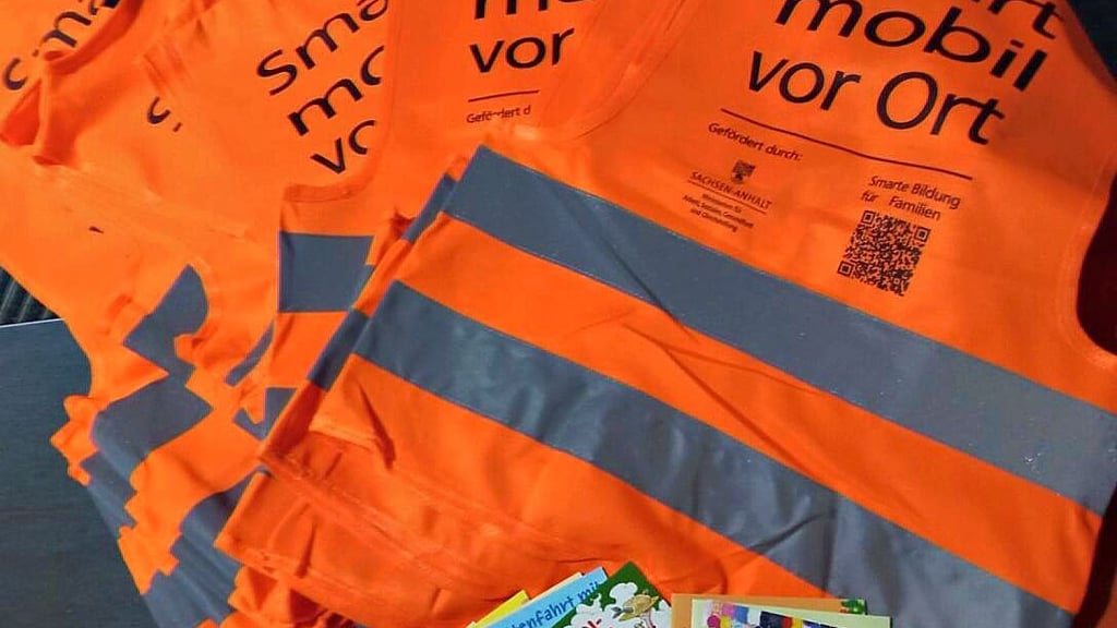Orange Warnwesten sind an Kitas in der Niederen Börde verteilt worden.