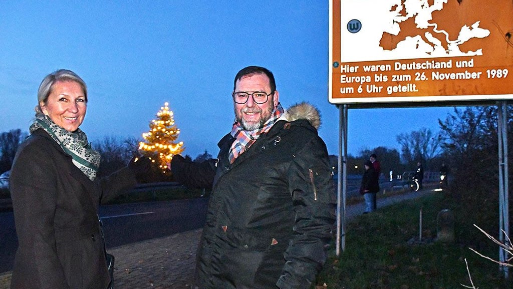 Oebisfeldes Bürgermeisterin Bogumila Jacksch und Velpkes Bürgermeister Mark Kreutzberg freuen sich über den leuchtenden Baum.