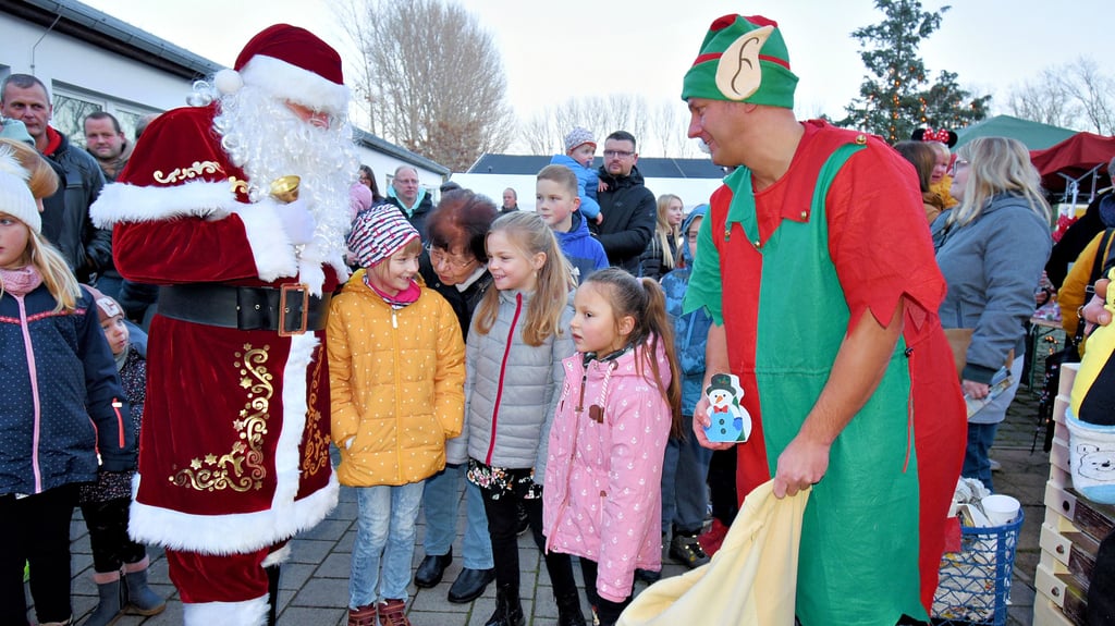 Zum Weihnachtsmarkt in Schneidlingen kamen auch der Weihnachtsmann und sein Helfer, um die Kinder zu erfreuen.