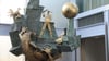 Die Automatenuhr „Le Defenser du temps“ ist in der Werkschau „Humpty\Dumpty“ des in Berlin lebenden französischen Künstlers Cyprien Gaillard in der Kunststiftung „Lafayette Anticipations“ zu sehen.