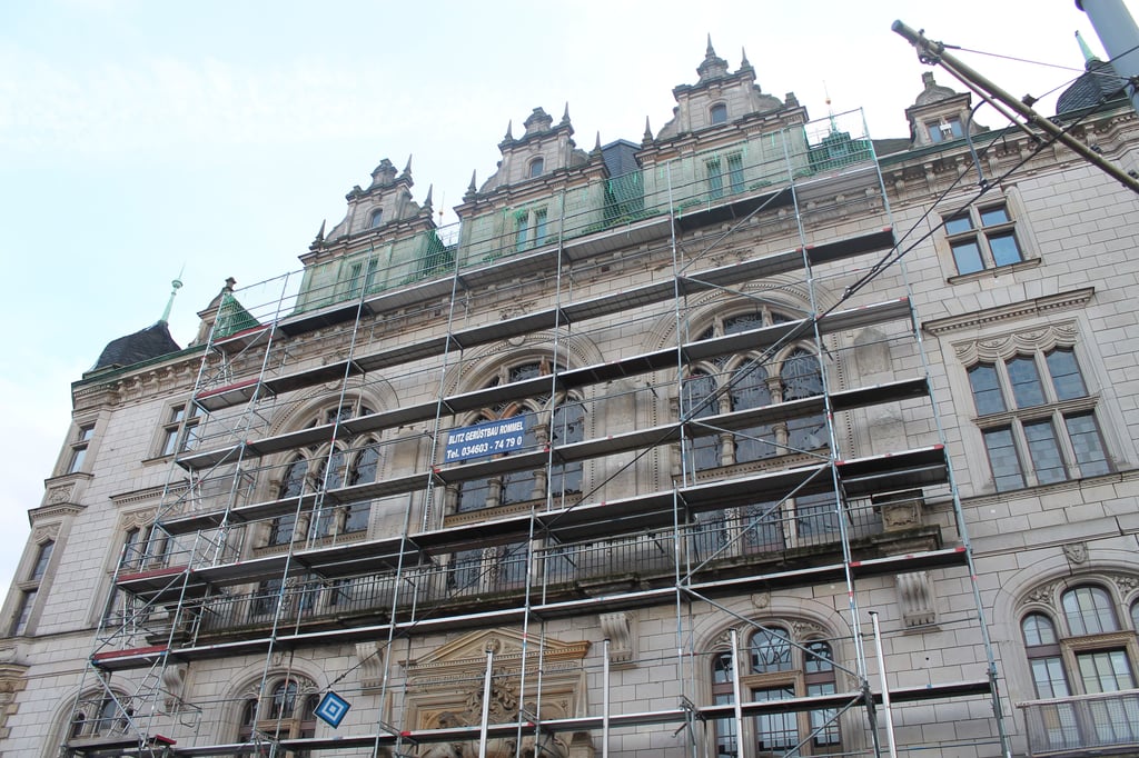 Das Stadthaus am halleschen Marktplatz ist eingerüstet.