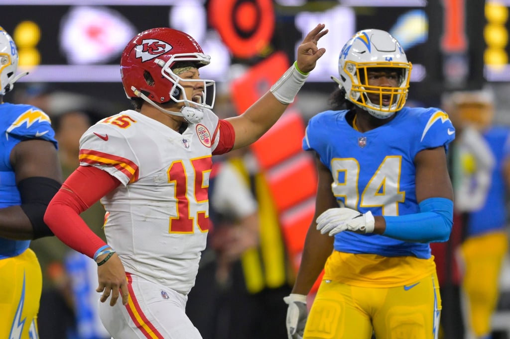 Chiefs-Quarterback Patrick Mahomes (l) jubelt, nachdem er ein First Down erlaufen hat.