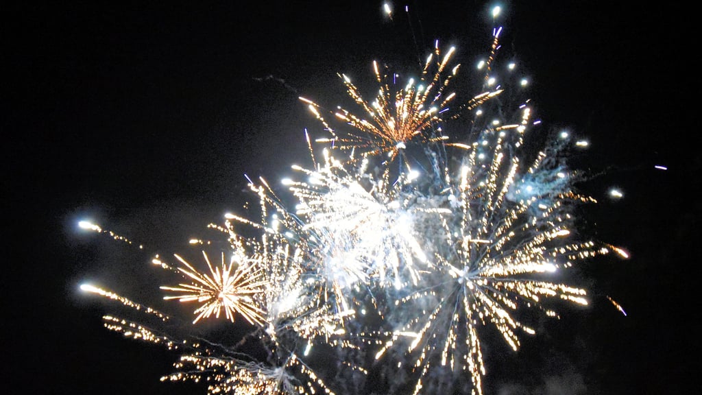 Ein Feuerwerk gibt es meistens nur zu Silvester oder zu ganz besonderen Anlässen zu sehen. In Westeregeln und in Wolmirsleben sind solche Vorführungen schon zu einer guten Tradition geworden, die viele Besucher in ihren Bann ziehen.