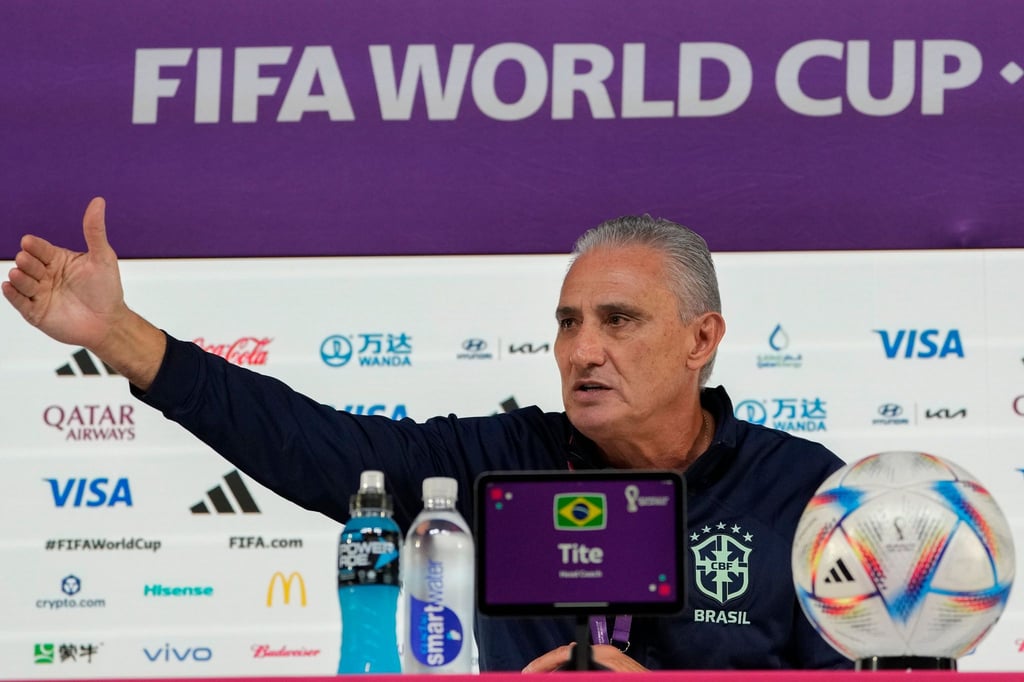 Brasiliens Trainer Tite gestikuliert während der Pressekonferenz.