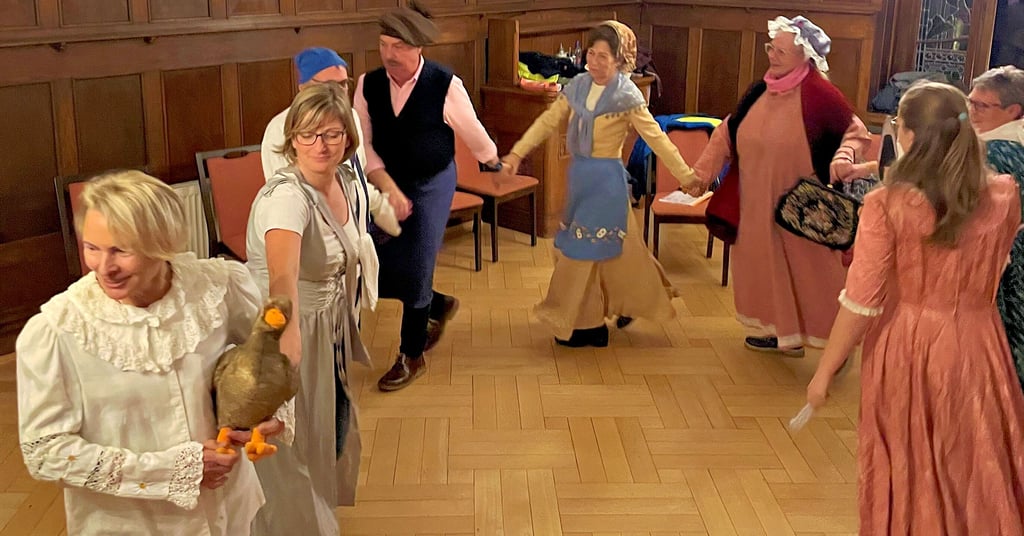 Die Ehrenamtlichen der Initiative „Große für Kleine – Kinder in Aktion“ proben für die großen Auftritte am Nikolaustag. In diesem Jahr steht das Märchen „Die Goldene Gans“ auf dem Programm.