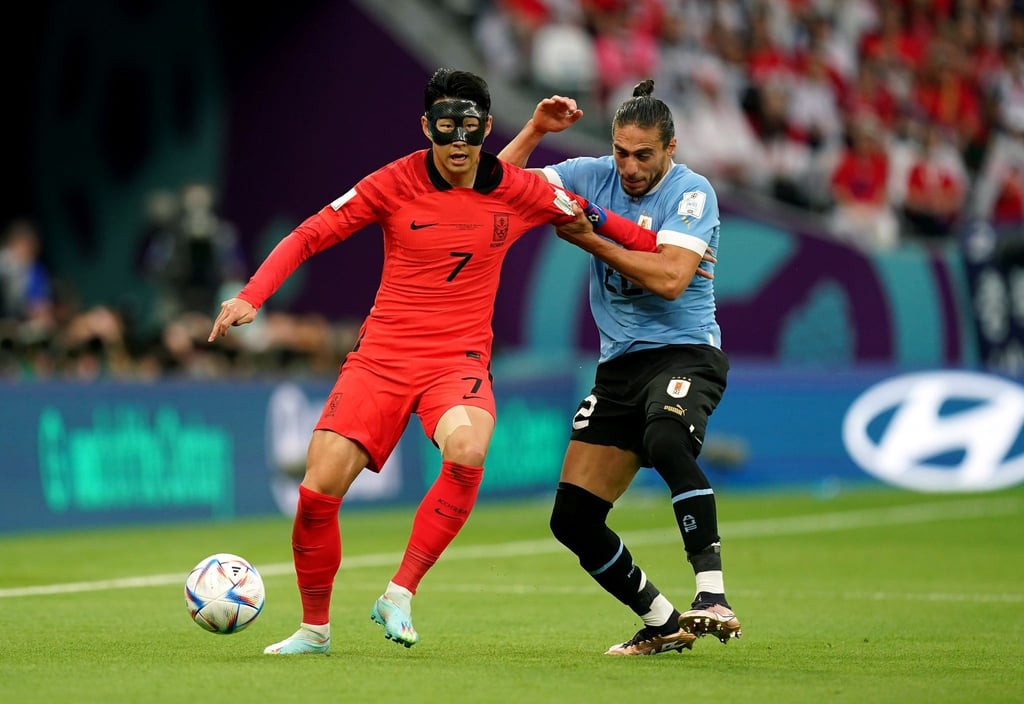 Der Südkoreaner Heung-Min Son (l) im Zweikampf mit Uruguays Martin Caceres.