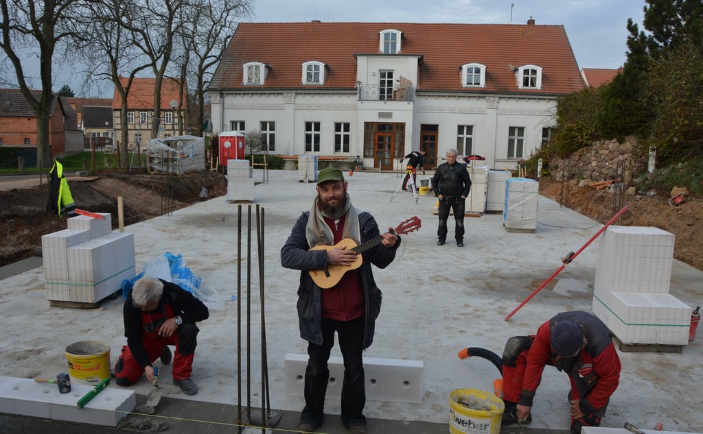 Max Heckel verwirklicht sich in Arneburg den Traum von einem eigenen Kultursaal plus Pension. Auf der Bühne stehend, schaut er später gen Haus.