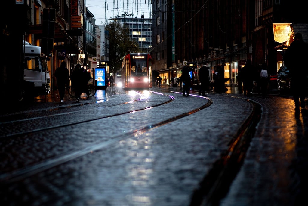 Eine Bahn der Bremer Straßenbahn AG ist bei regnerischem Wetter auf der Obernstraße unterwegs.