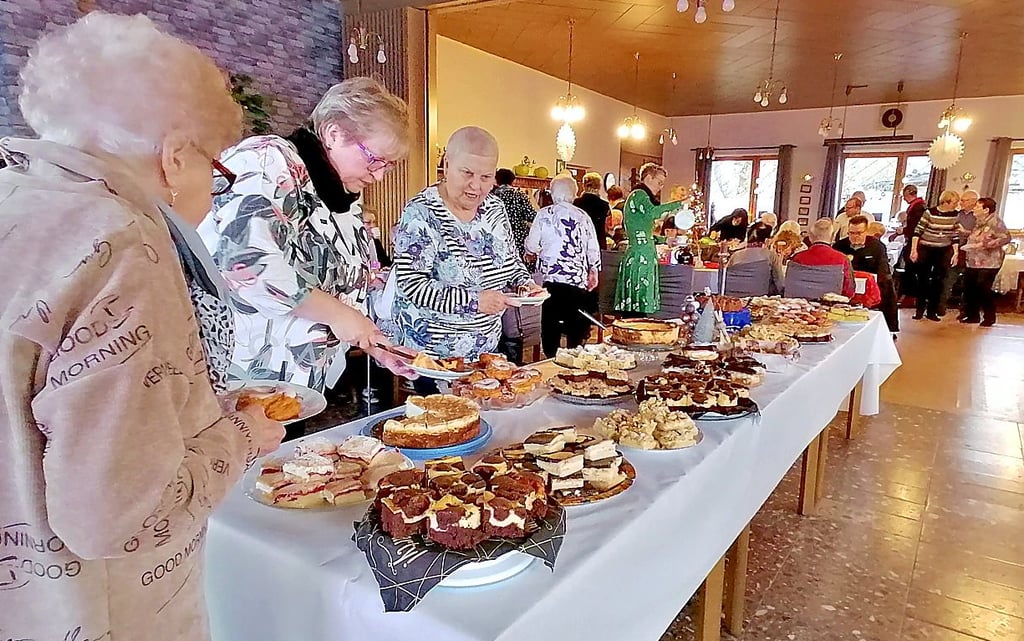 Beim Adventskaffee plauscht es sich am besten mit einem Tässchen Kaffee und einem Stück selbstgebackenem Kuchen.