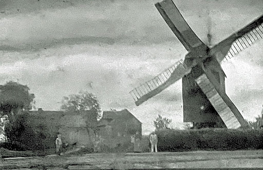 Die Uchtenhagensche Mühle aus dem Jahr 1837 gehört zur Ortsgeschichte von Grieben. Sie wurde 2000 als Ruine abgebaut und Jahre später auf dem Mühlenplatz neu errichtet.