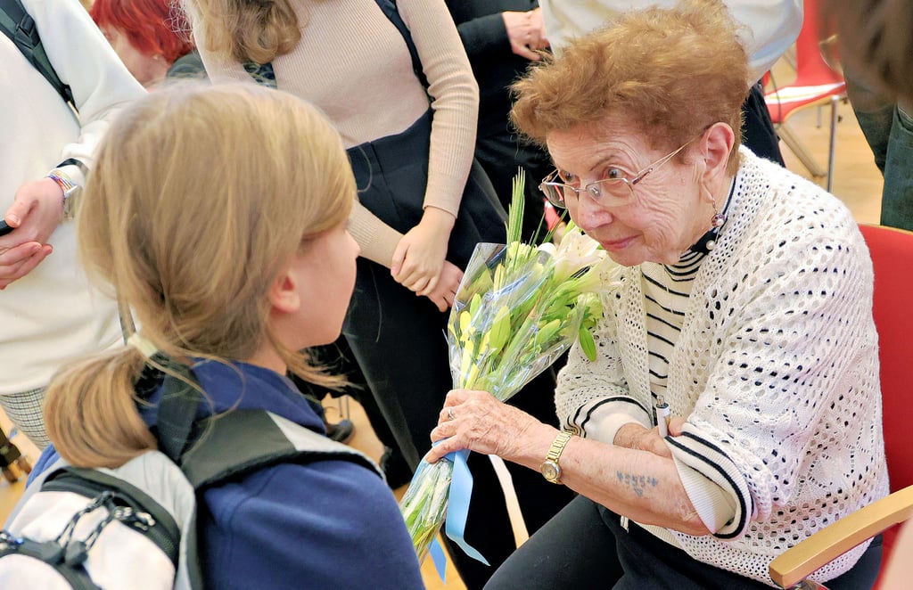 Batsheva Dagan zeigt Schülern aus Magdeburg, Aschersleben und Merseburg ihre Nummer aus dem Konzentrationslager Auschwitz-Birkenau.
