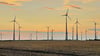 Windräder auf einem Acker kurz vor Atzendorf im Sonnenuntergang. Die Region ist prädestiniert für regenerative Energien. Grüner Wasserstoff soll im Landkreis produziert werden. Dazu strebt der Kreis eine Partnerschaft mit einer kalifornischen Stadt an.
