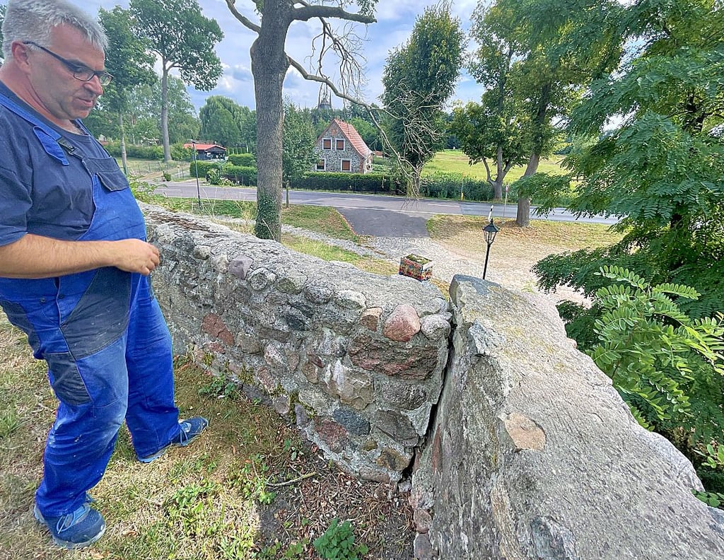 Vereinsmitglied André Günther an der abgesackten Mauer am Loburger Burgwall.