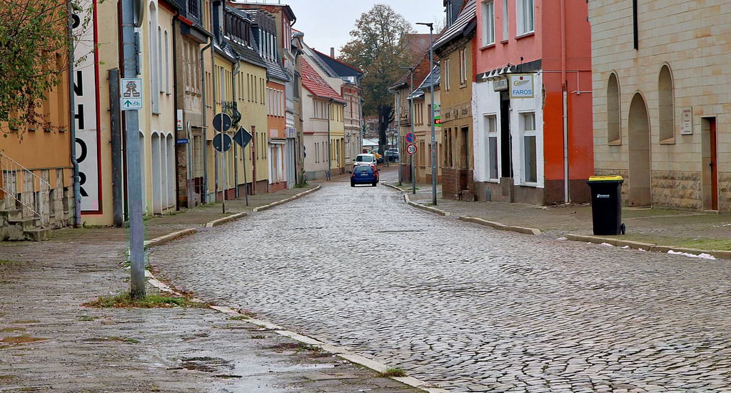 Hinter der verkehrsberuhigten Zone in der Schloßstraße sind die Fußwege in einem schlechten Zustand. Hier will die Kommune im kommenden Jahr sanieren.