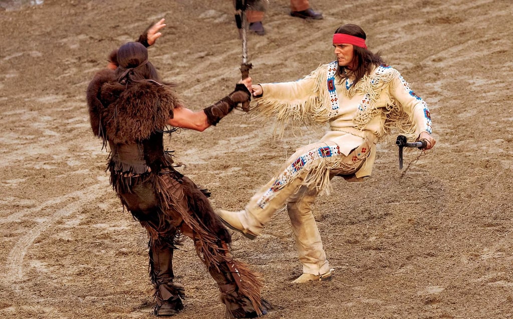 Die Karl-May-Spiele in Bad Segeberg sind seit Jahrzehnten Kult. Hier ist eine Szene aus diesem Jahr mit dem Schauspieler Sascha Hödl (r.) als Winnetou aus dem Stück „Der Ölprinz“ zu sehen. Die Theaterfestspiele dort gibt es seit den 1950er Jahren.