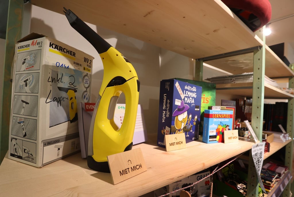 Ein Reinigungsgerät und Brettspiele, die zu mieten sind: Im „Zukunftshaus“ in Würzburg ist es möglich, Gegenstände zu mieten, zu tauschen oder auch reparieren zu lassen.