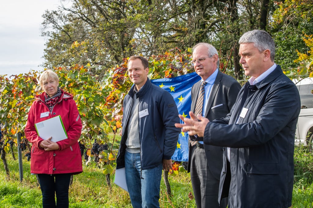 Da war noch alles anders: Philipp Kollmar (l.) Ende Oktober vergangenen Jahres bei einer Projektvorstellung im Eulauer Heideberg, rechts Frank Ribbe, Geschäftsführer der Landgesellschaft Sachsen-Anhalt. Nun hat Kollmar die Kündigung eingereicht. Er geht im Herbst 2023.