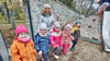 Leiterin Birgit Schmidt und die Kinder der Kita „Benjamin Blümchen“ haben den Schlüssel zum Glück  − den direkten Zugang zum Stadtpark.