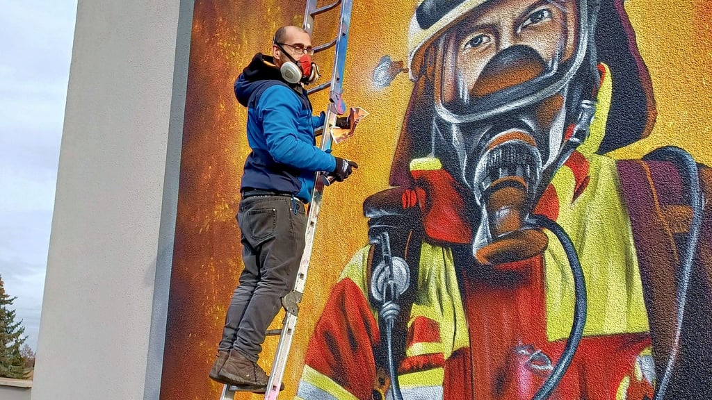 Ilja van Treeck aus Leipzig gestaltet die Fassade der Feuerwache in Könnern.