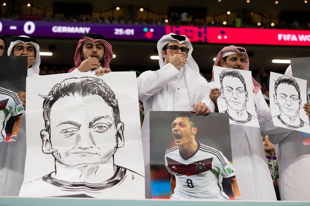 Fans im Al-Bait Stadion zeigen Fotos und Zeichnungen von Mesut Özil.