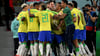 Brasiliens Spieler feiern den den Siegtreffer durch Casemiro.
